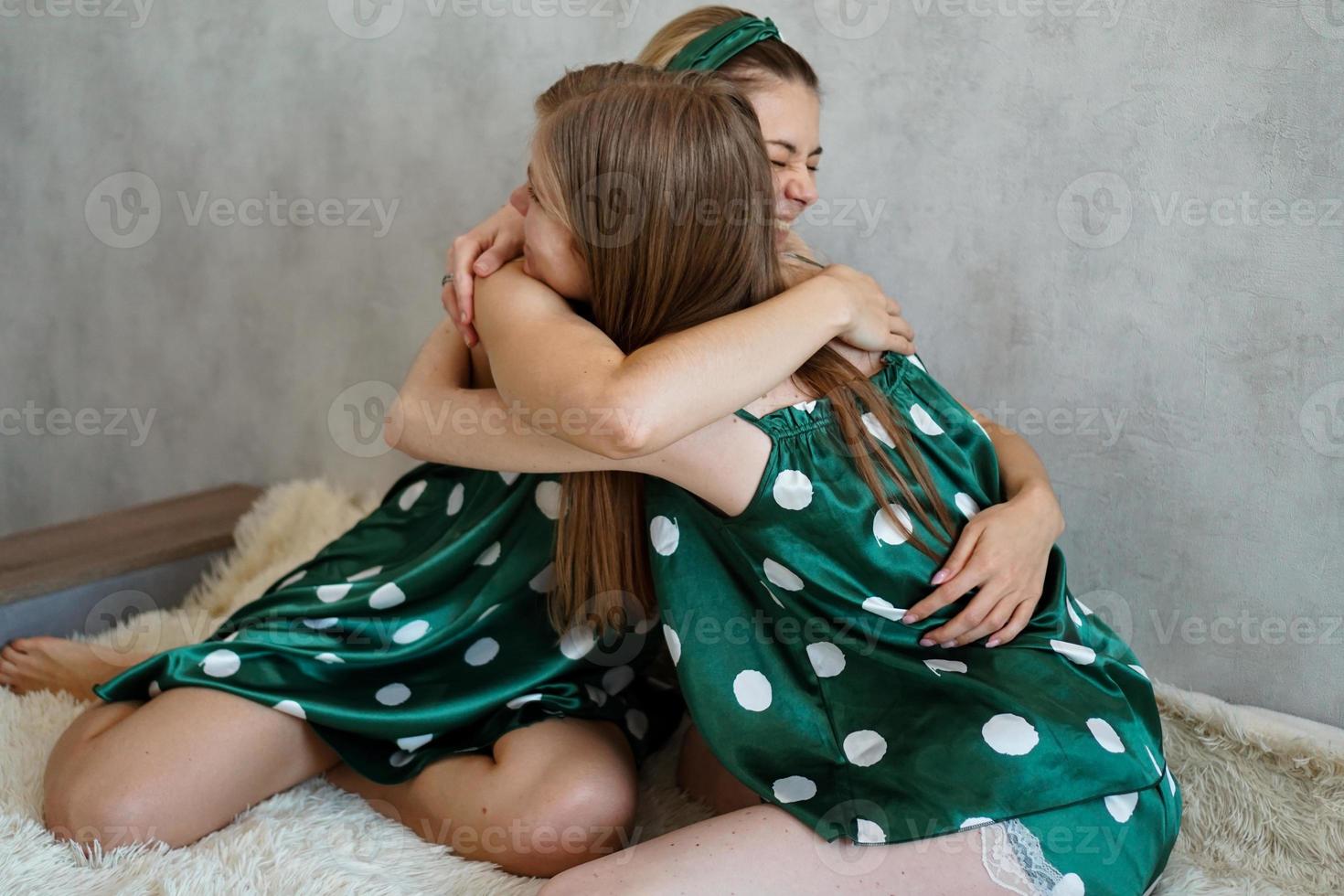 estilo de vida, concepto de amistad - dos hermosas chicas vestidas en pijama foto