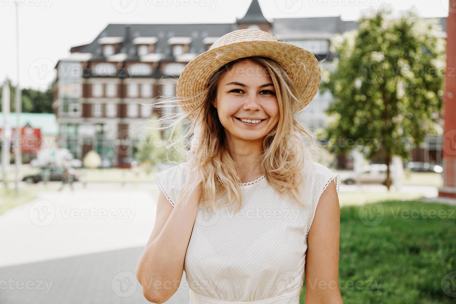 una hermosa rubia camina por una ciudad foto