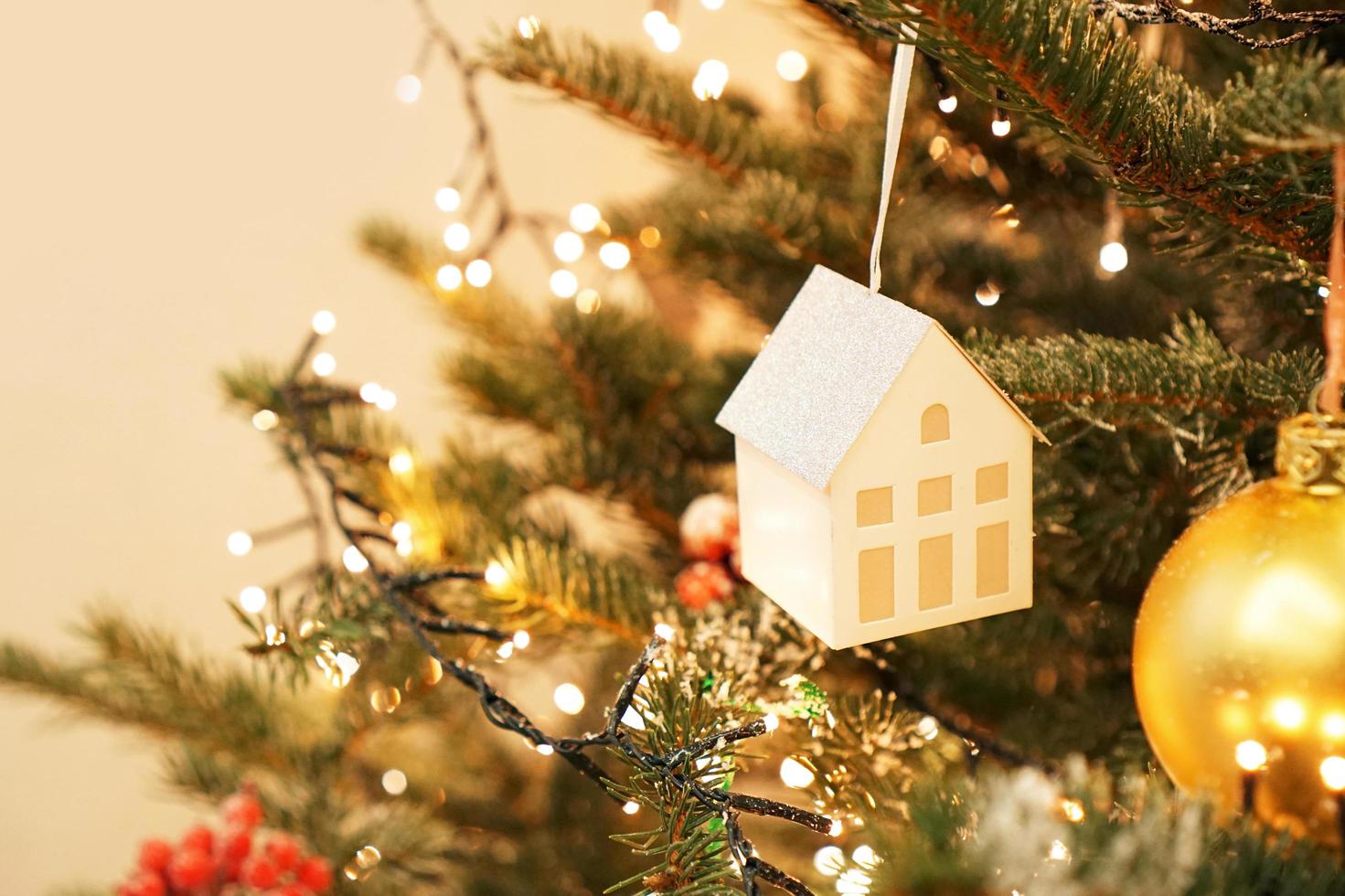 decoración del árbol de navidad. juguete del árbol de navidad - casa. cuarto de los niños foto