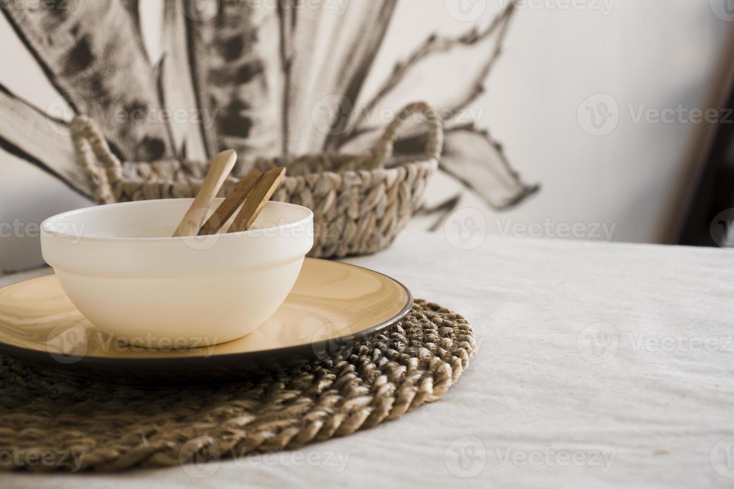 vajilla de vajilla natural. platos tonos neutros, estilo escandinavo foto