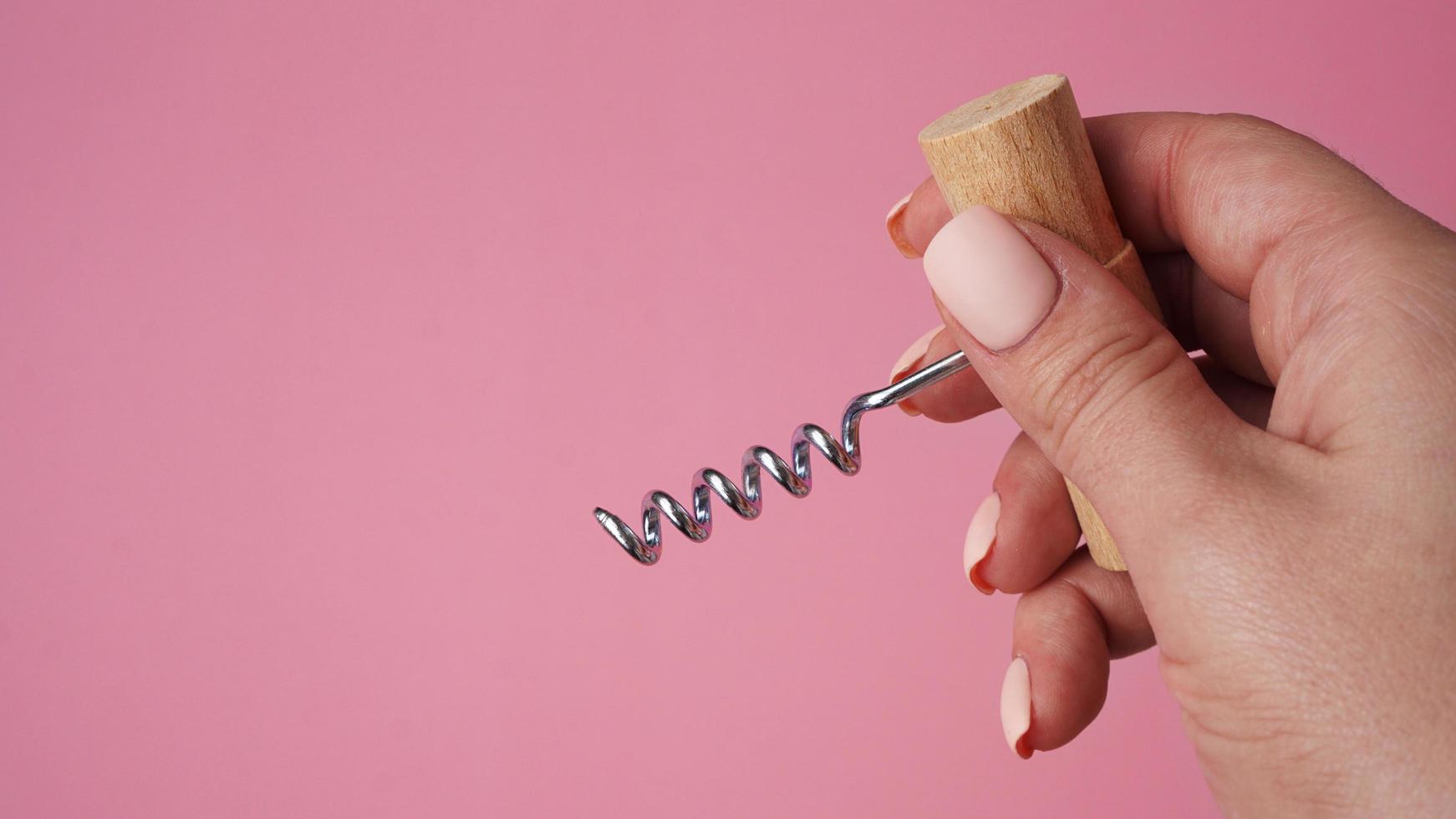 mano femenina, tenencia, vendimia, sacacorchos, abrebotellas foto