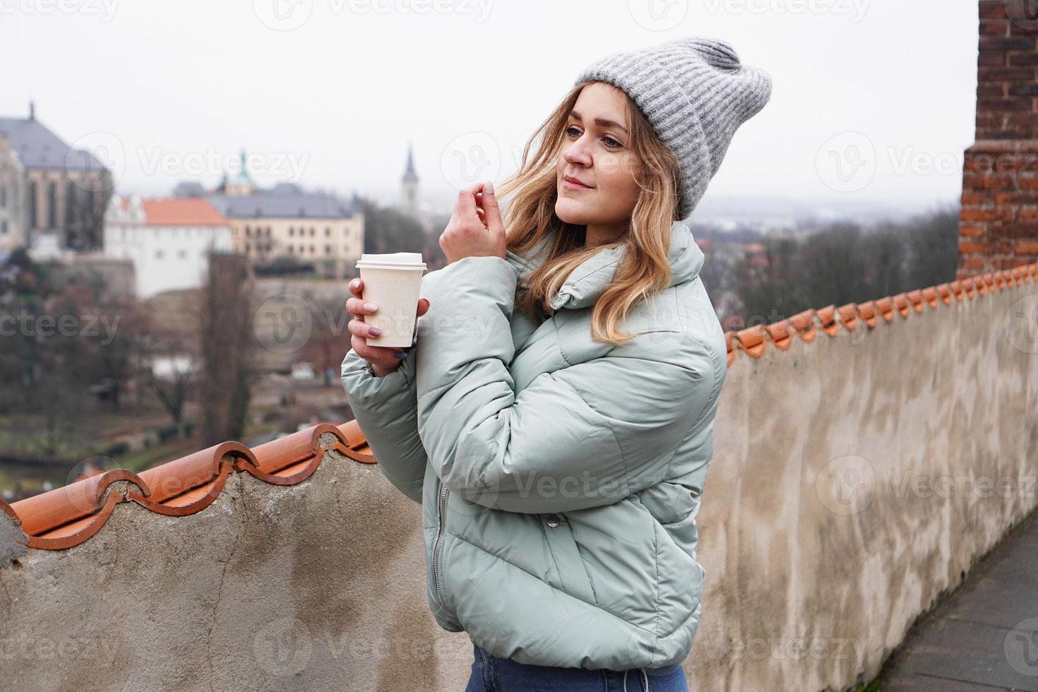 Turista femenina en el contexto de la ciudad en la República Checa foto