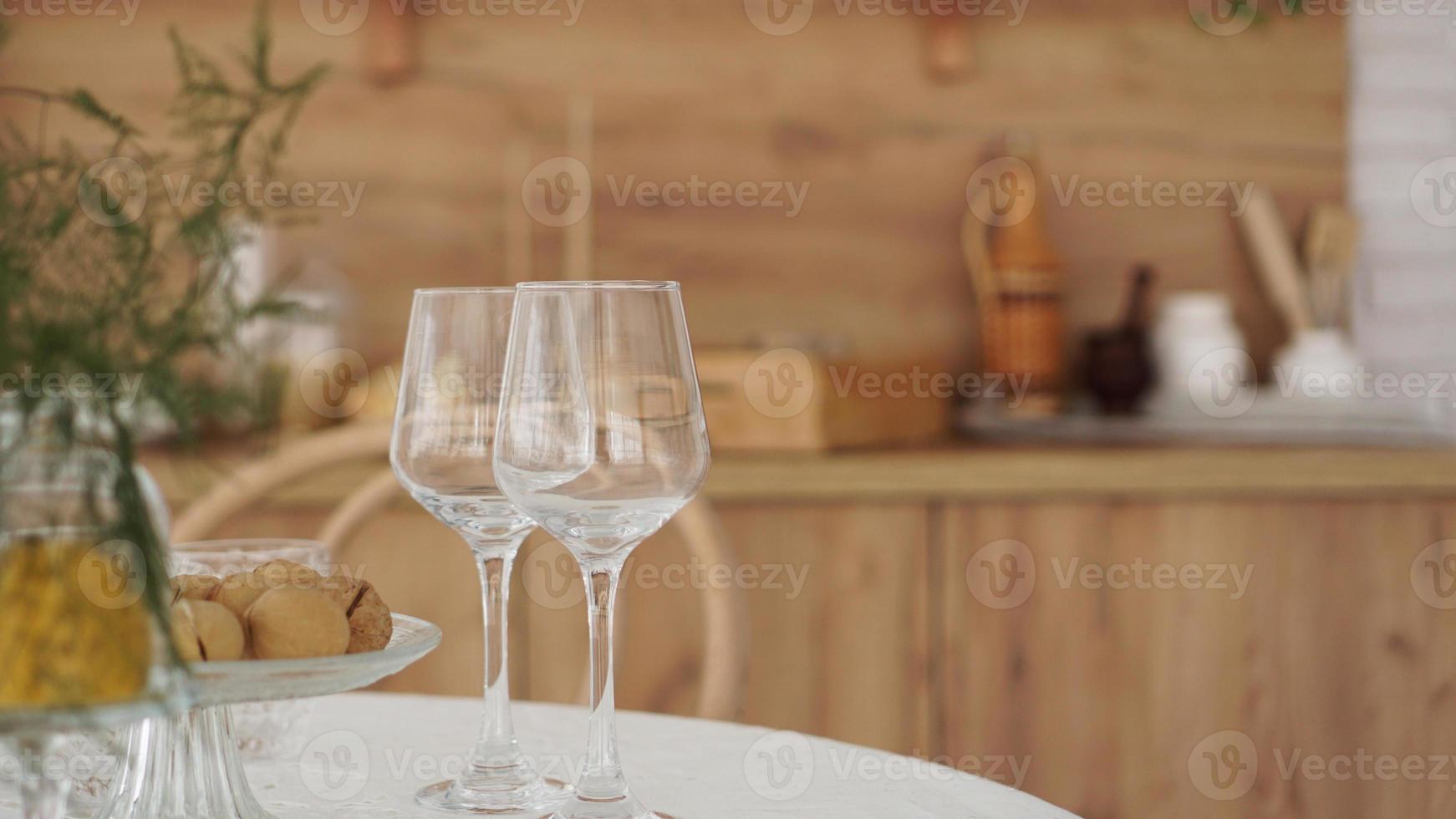 Copas de vino vacías en el interior de madera foto