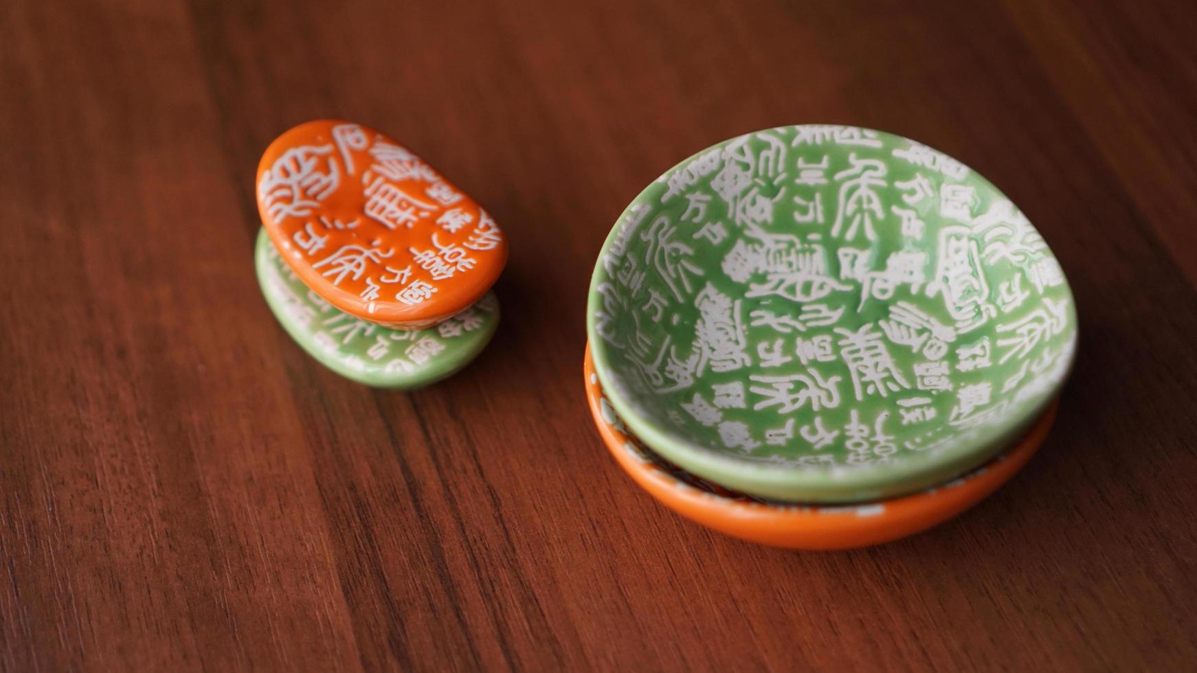 Conjunto de platos de cerámica vacíos y soportes para sushi. foto