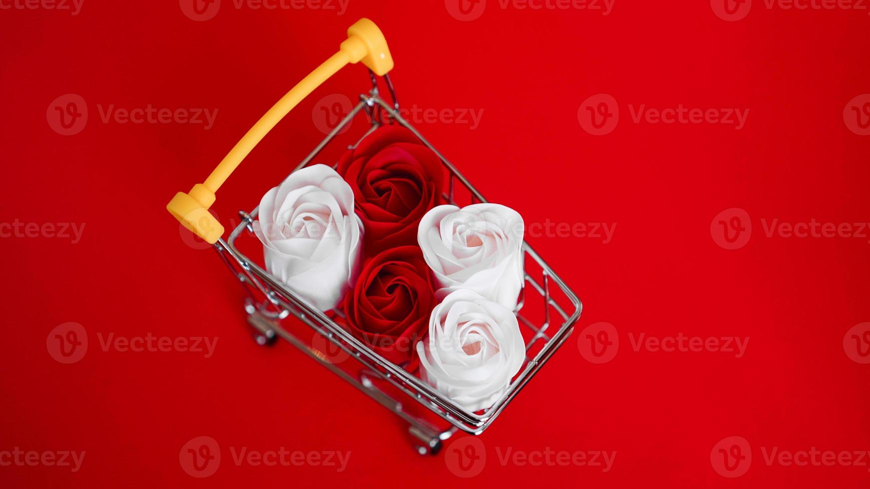 Flor de rosas rojas y blancas en carrito de compras foto