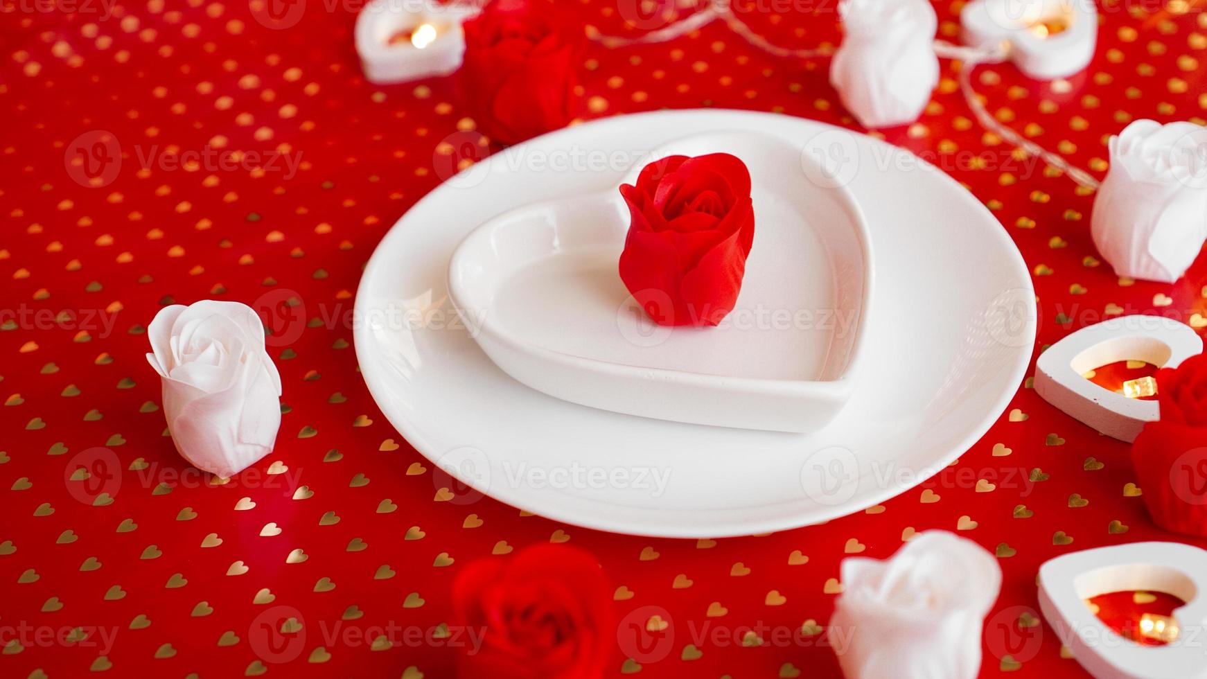 Cubierto en rojo y blanco - para San Valentín u otro evento foto