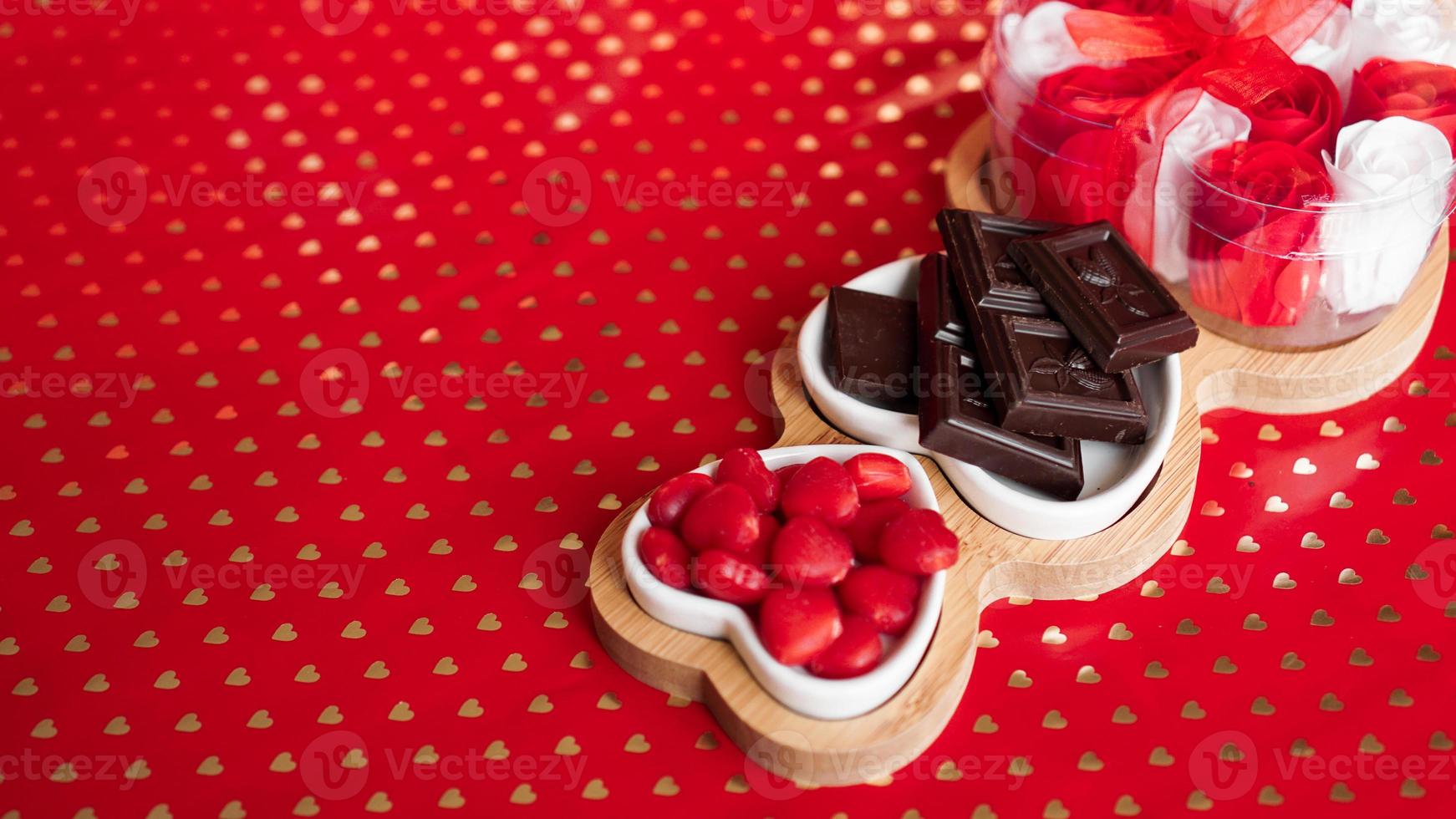 bombones y dulces en platos en forma de corazón foto