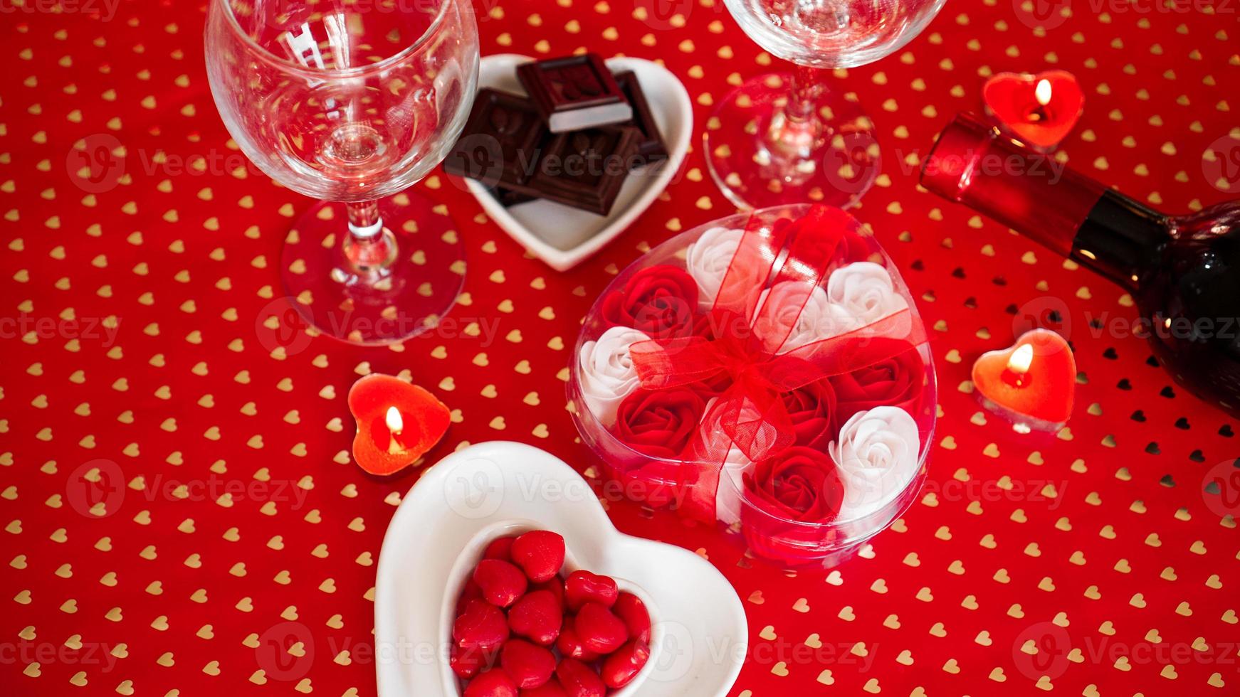 día de San Valentín. botella de vid, vasos, rosas rojas foto