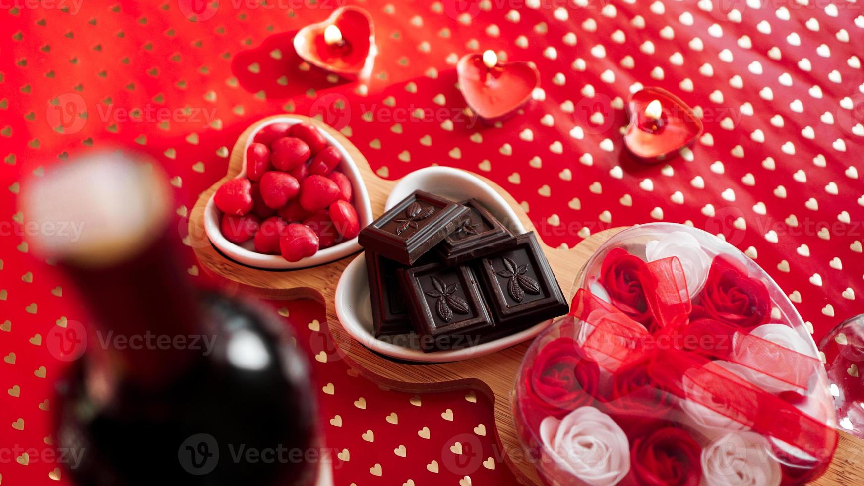 bombones y dulces en platos en forma de corazón foto