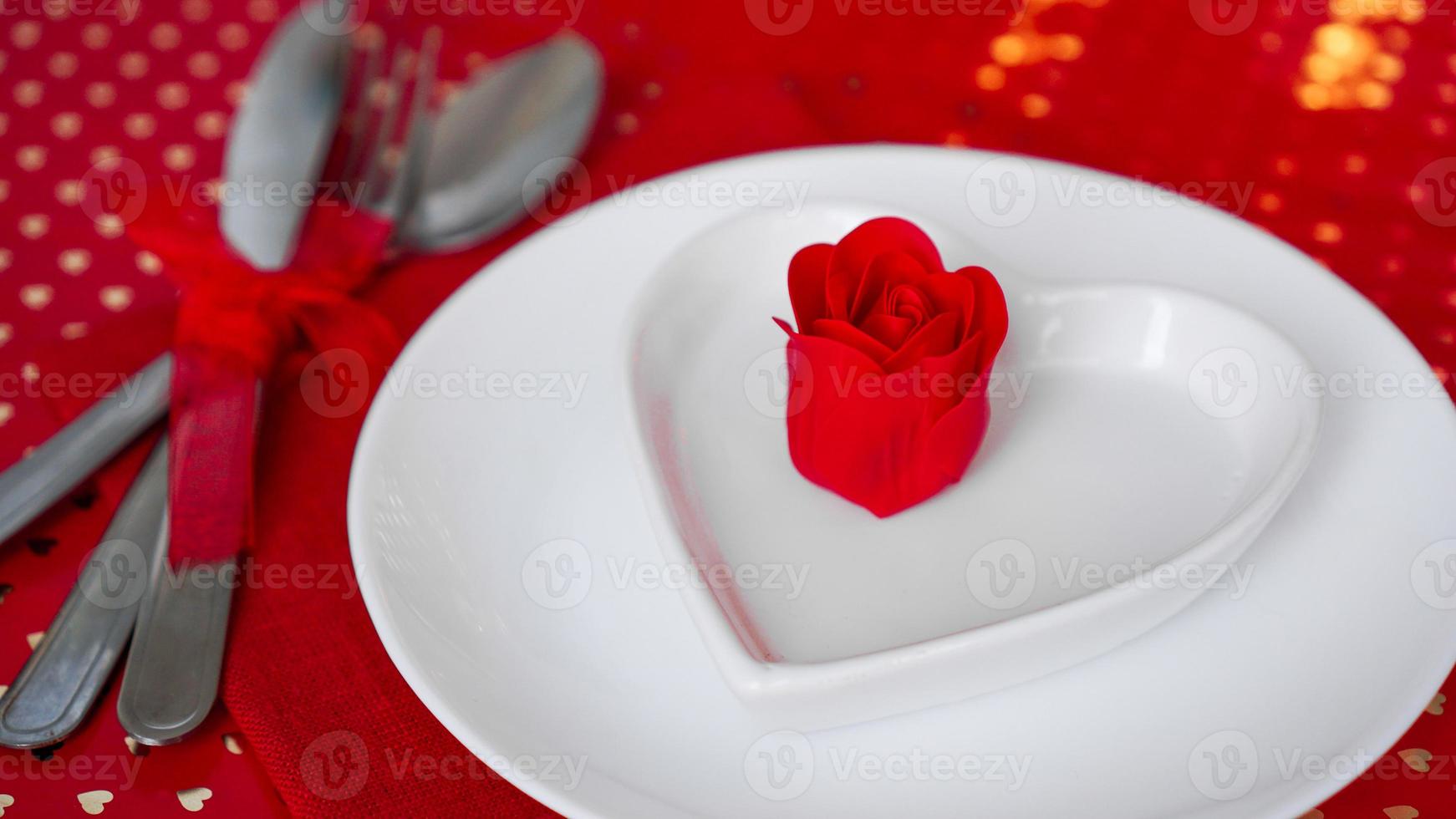 decoración romántica de la mesa navideña - fondo rojo foto