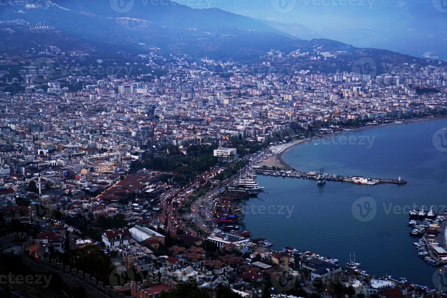 alanya city - turquía, puerto por la noche foto