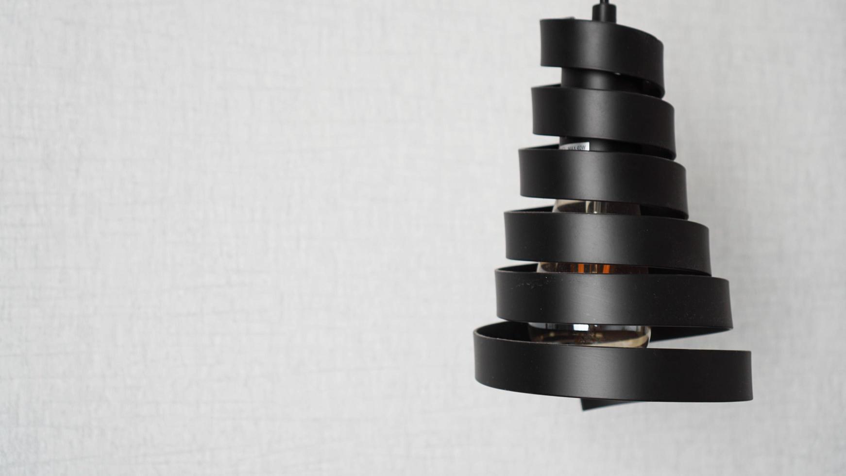 un moderno candelabro tipo loft hecho de espiral de metal negro foto