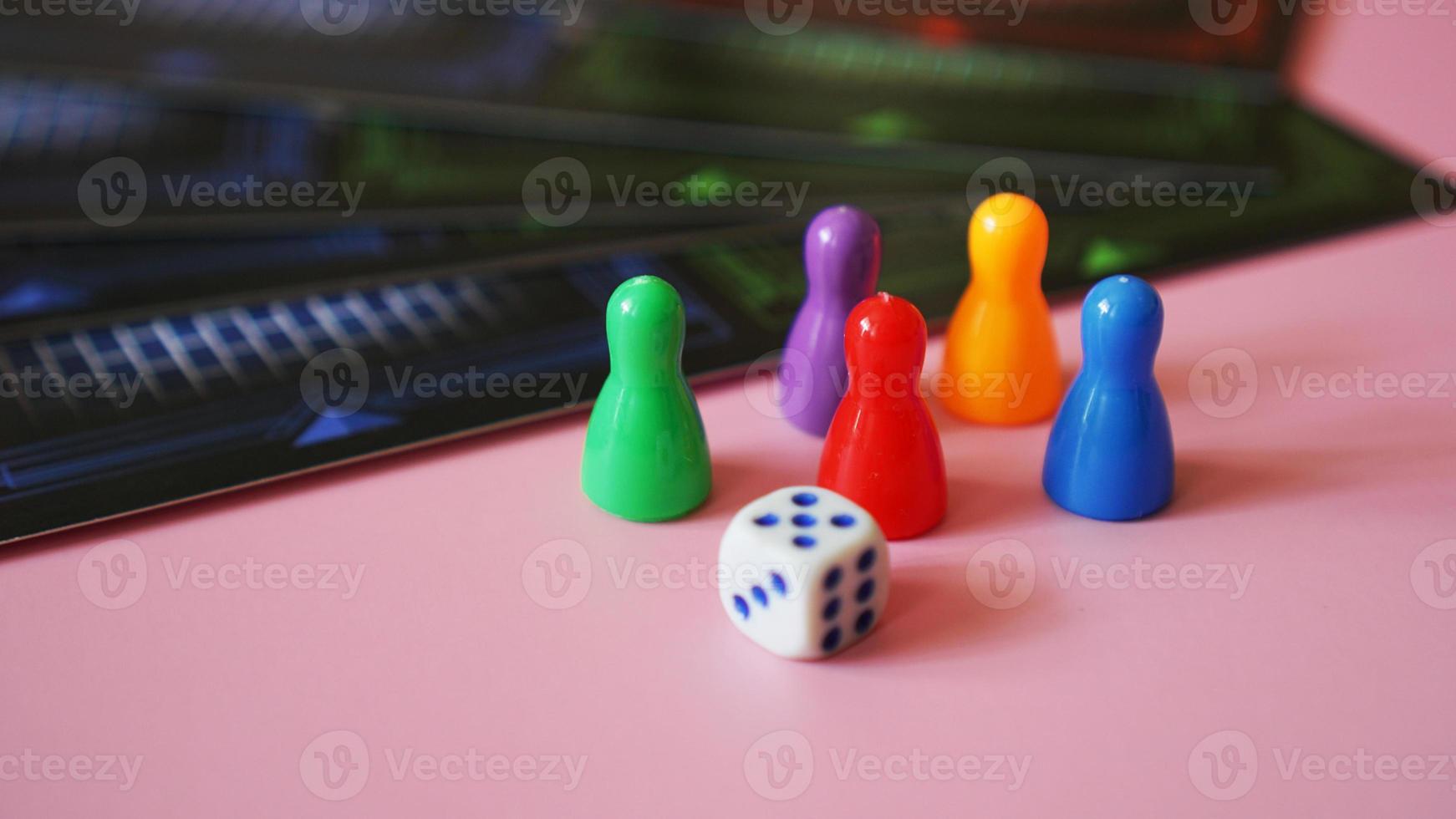 Figuras de juegos de mesa de colores con dados. foto