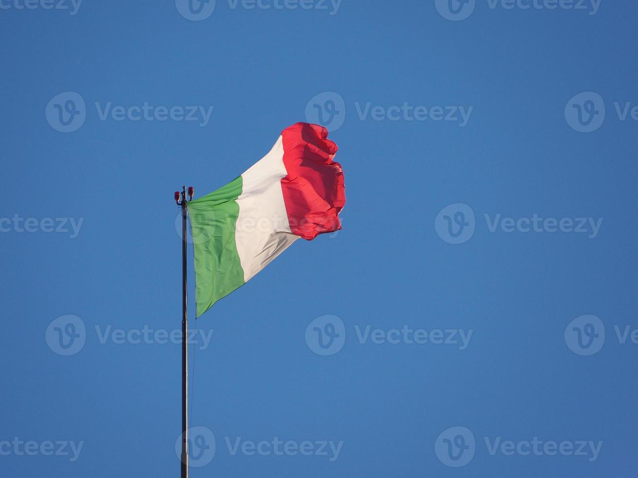 Bandera italiana de Italia sobre el cielo azul foto
