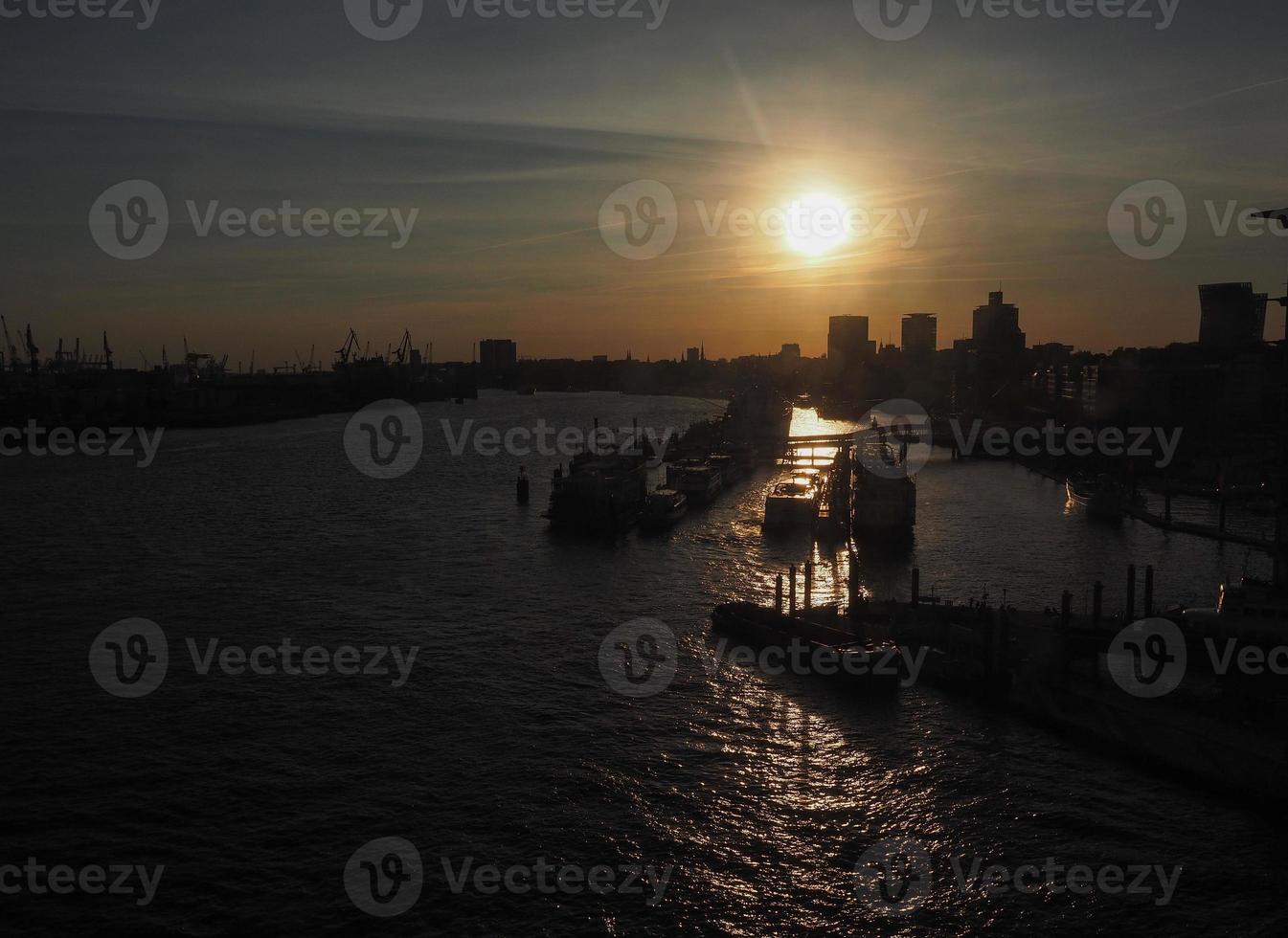 Vista de la ciudad de Hamburgo al atardecer foto