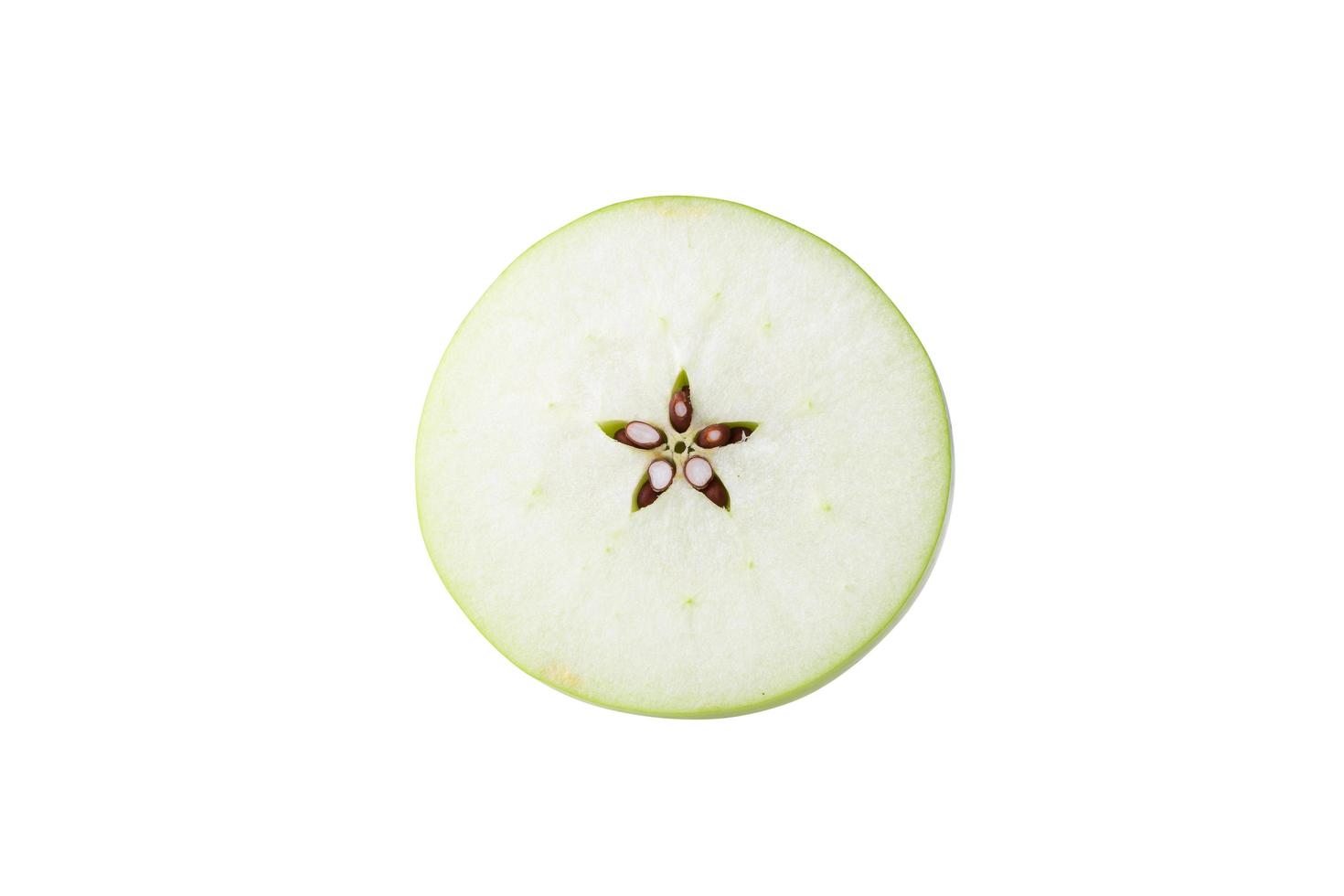 Manzana verde con hoja verde y rodaja cortada con semilla aislado sobre fondo blanco. foto