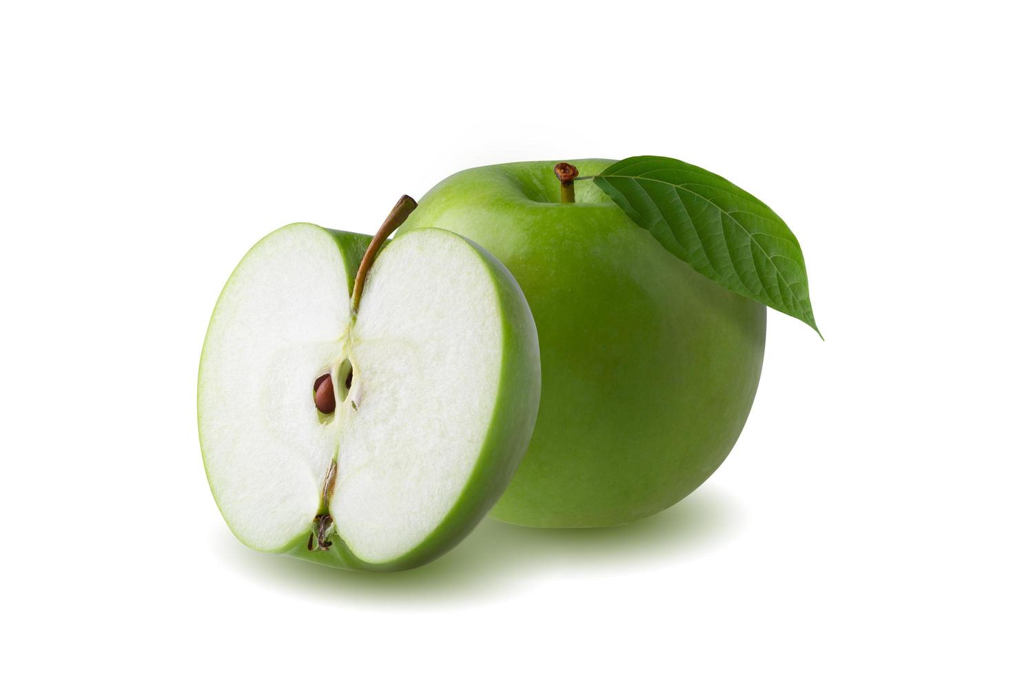 Manzana verde con hoja verde y rodaja cortada con semilla aislado sobre fondo blanco. foto