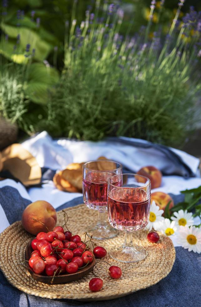 Establecer para picnic en una manta en campo lavanda foto