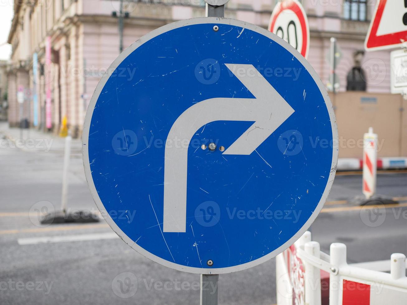 Turn right sign photo