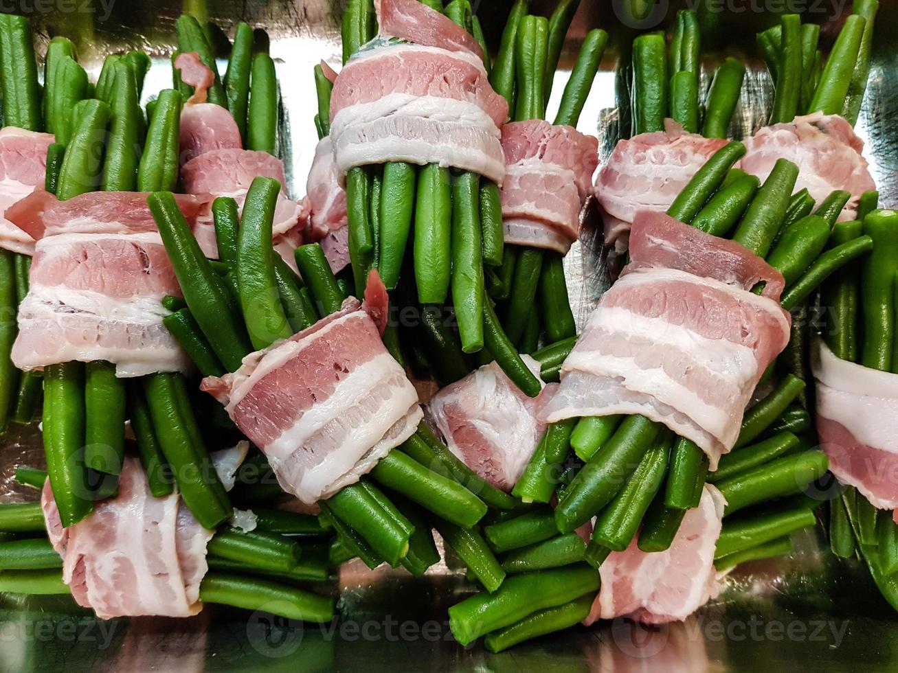 ganso asado con frijoles y patatas duquesa foto