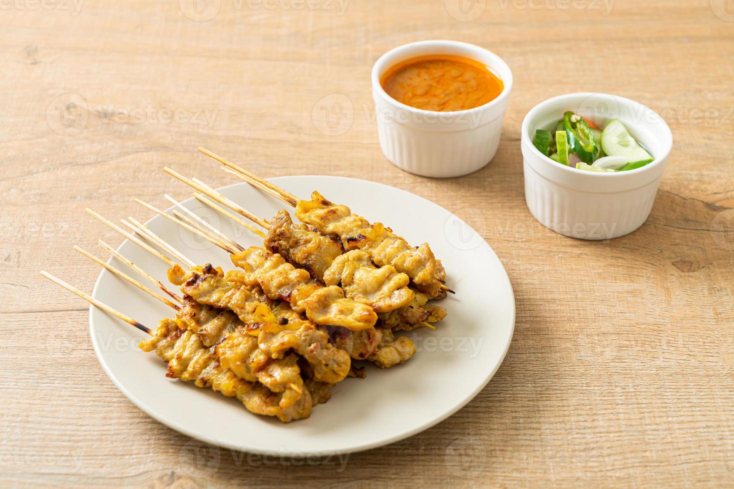 satay de cerdo con salsa de maní foto