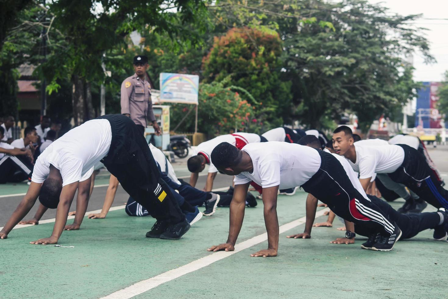 sorong, papua occidental, indonesia 2021- candidatos no comisionados de la policía indonesia foto