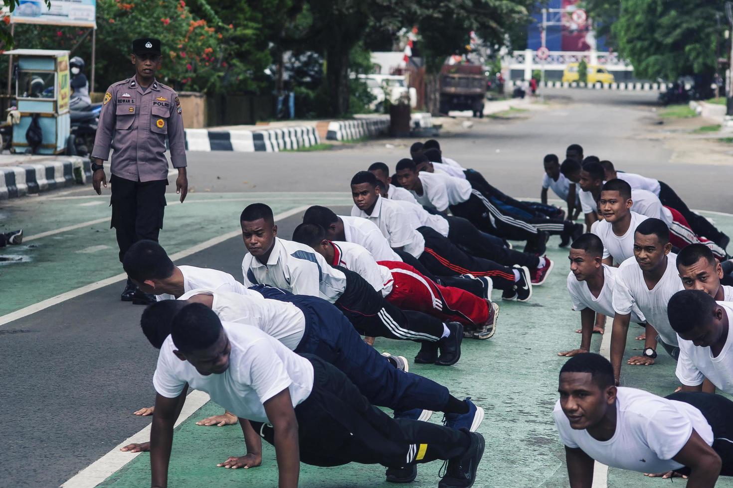 sorong, papua occidental, indonesia 2021- candidatos no comisionados de la policía indonesia foto