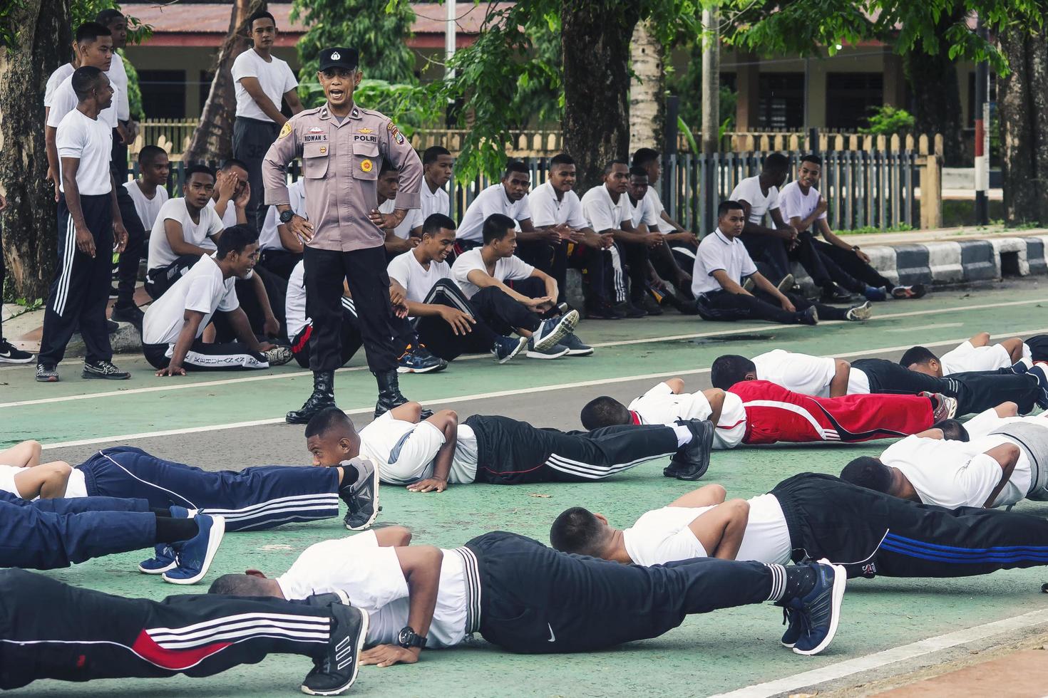 sorong, papua occidental, indonesia 2021- candidatos no comisionados de la policía indonesia foto