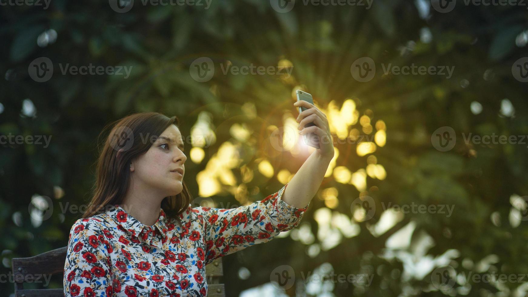 mujer joven, en, un, vestido floral, toma, un, selfie foto