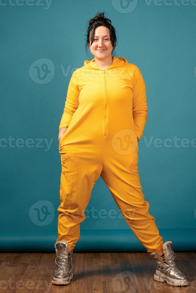 feliz, plus size, mujer positiva, en, estudio foto