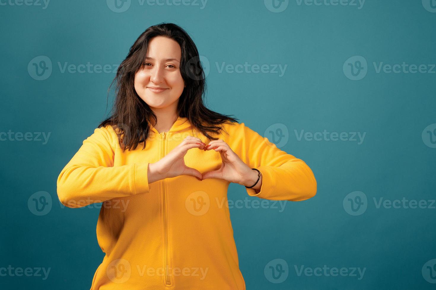 feliz, plus size, mujer positiva, en, estudio foto