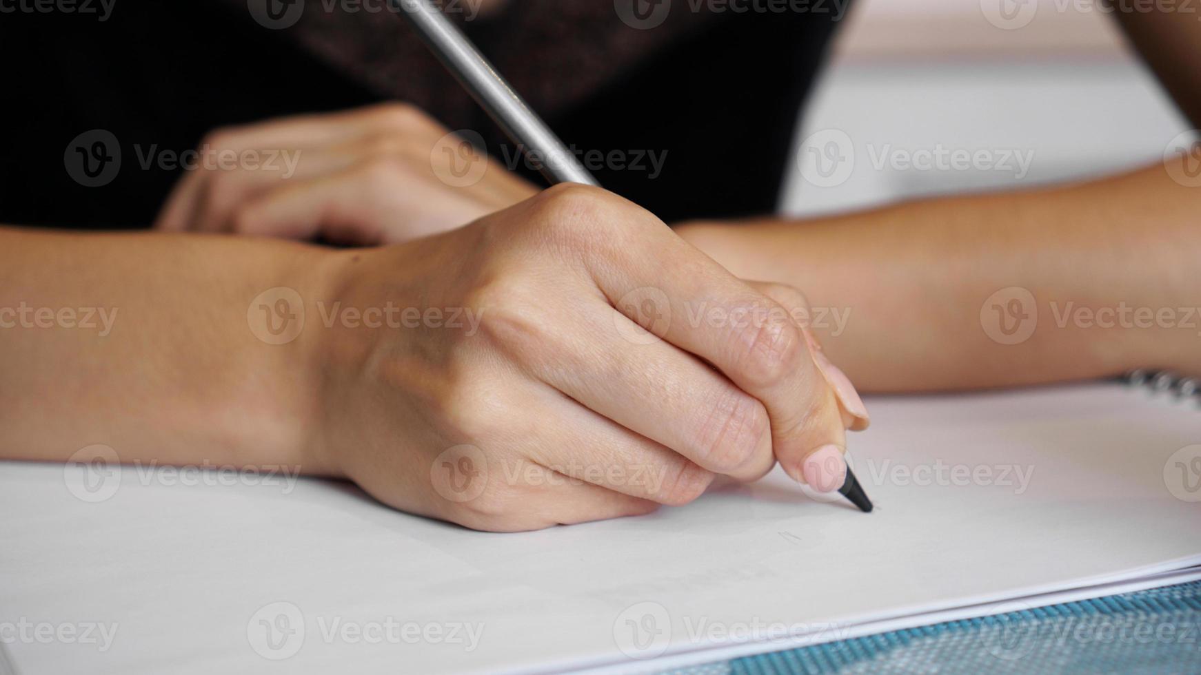 mano de mujer, uso, lápiz, escritura, en, hoja transparente foto