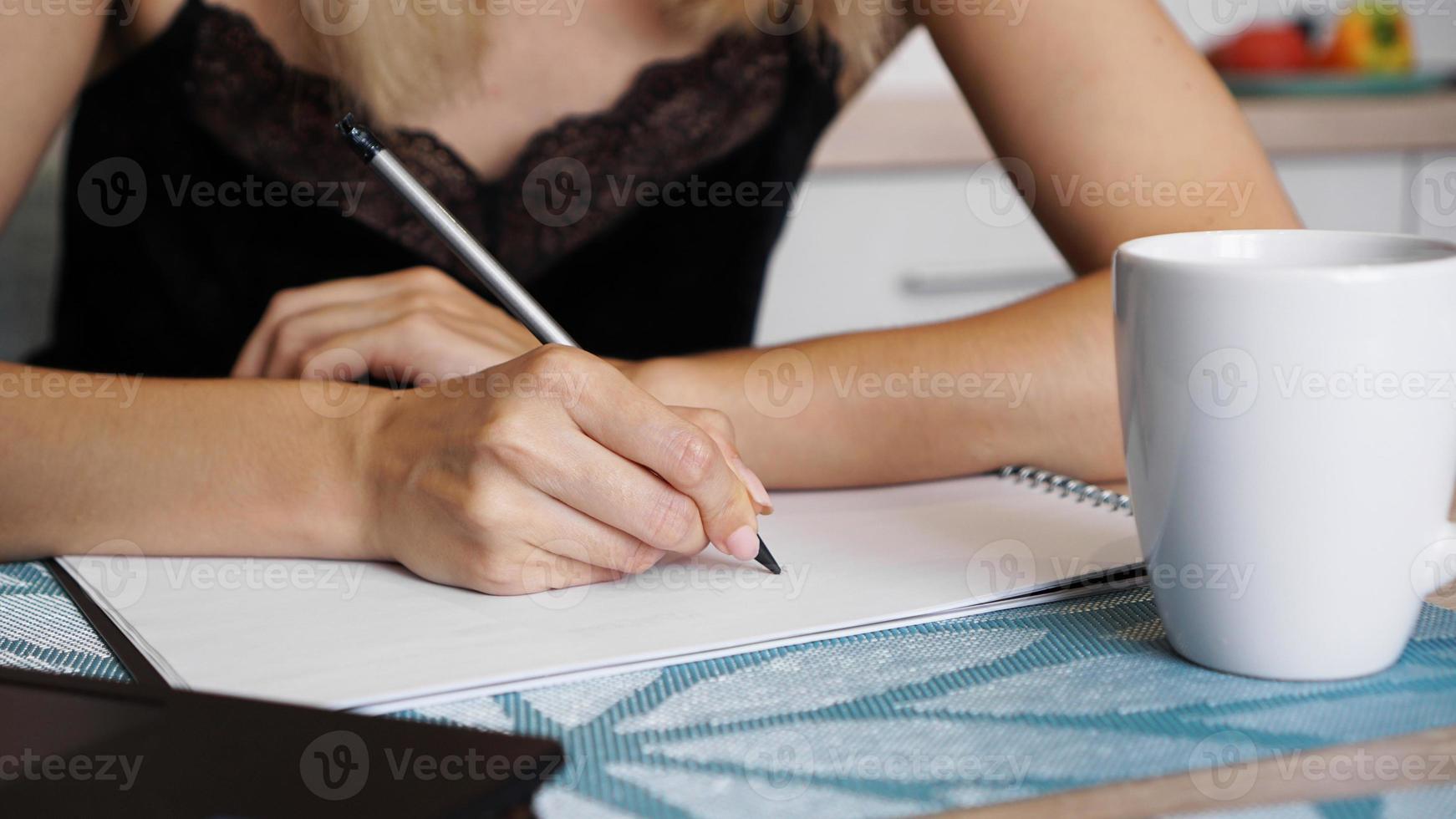 mano de mujer, uso, lápiz, escritura, en, hoja transparente foto