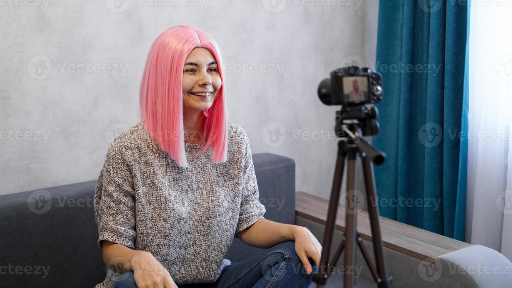 joven e inteligente. hermosa joven mientras graba video foto