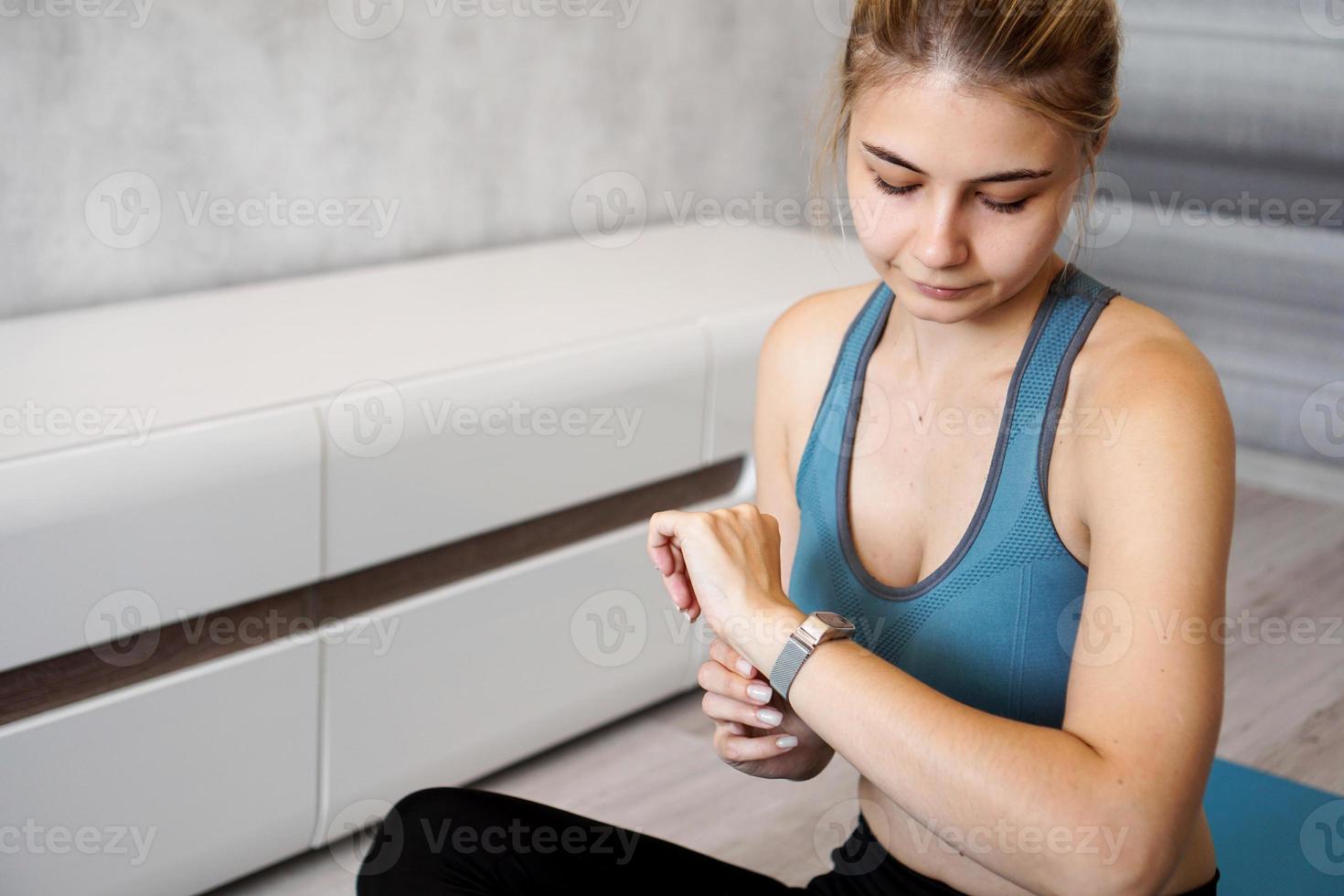 retrato, de, mujer joven, control, digital, rastreador de fitness foto