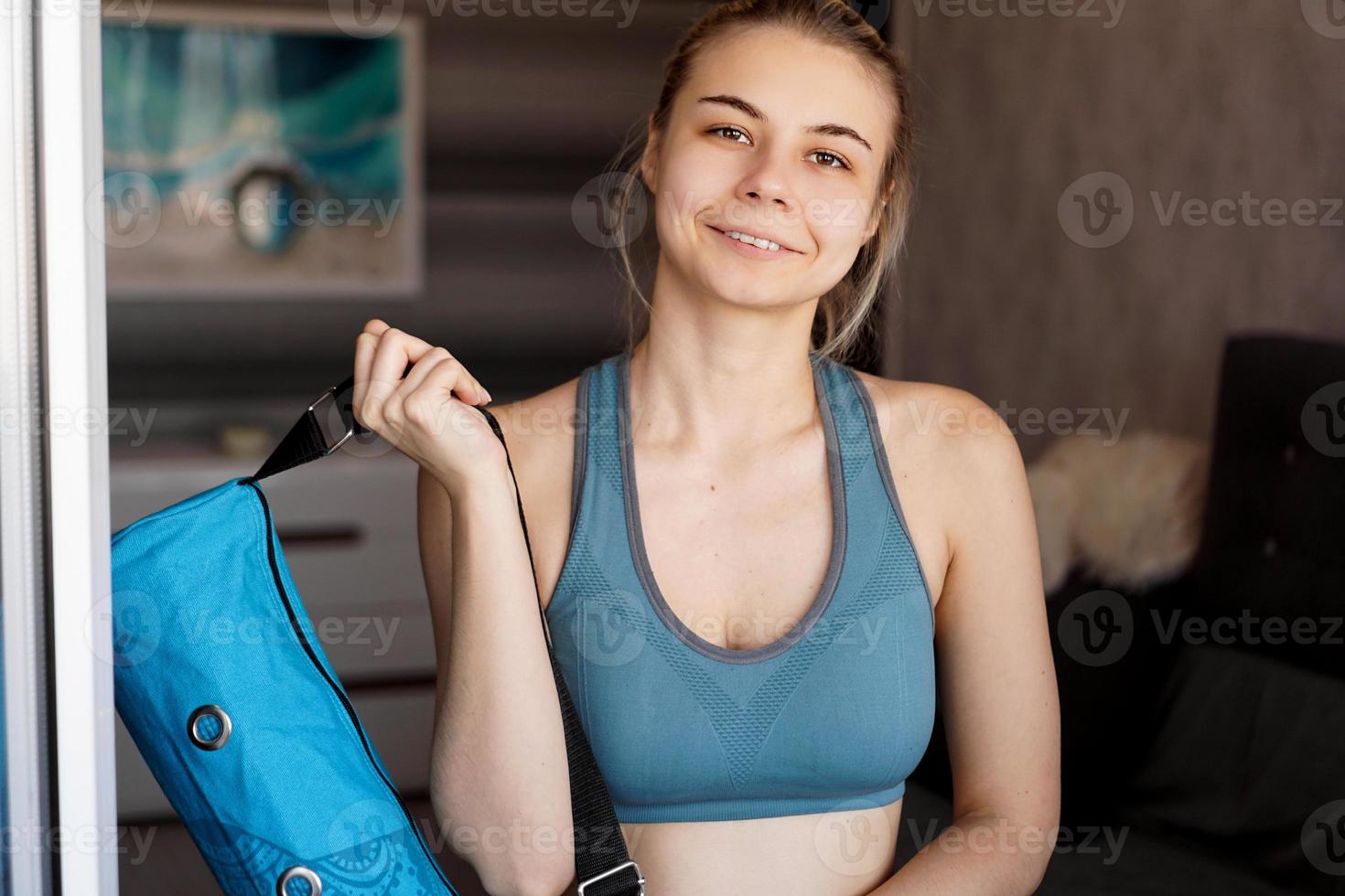 retrato de una mujer joven atlética. ella va a hacer ejercicio foto