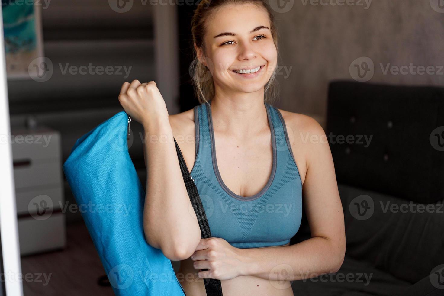 retrato de una mujer joven atlética. ella va a hacer ejercicio foto