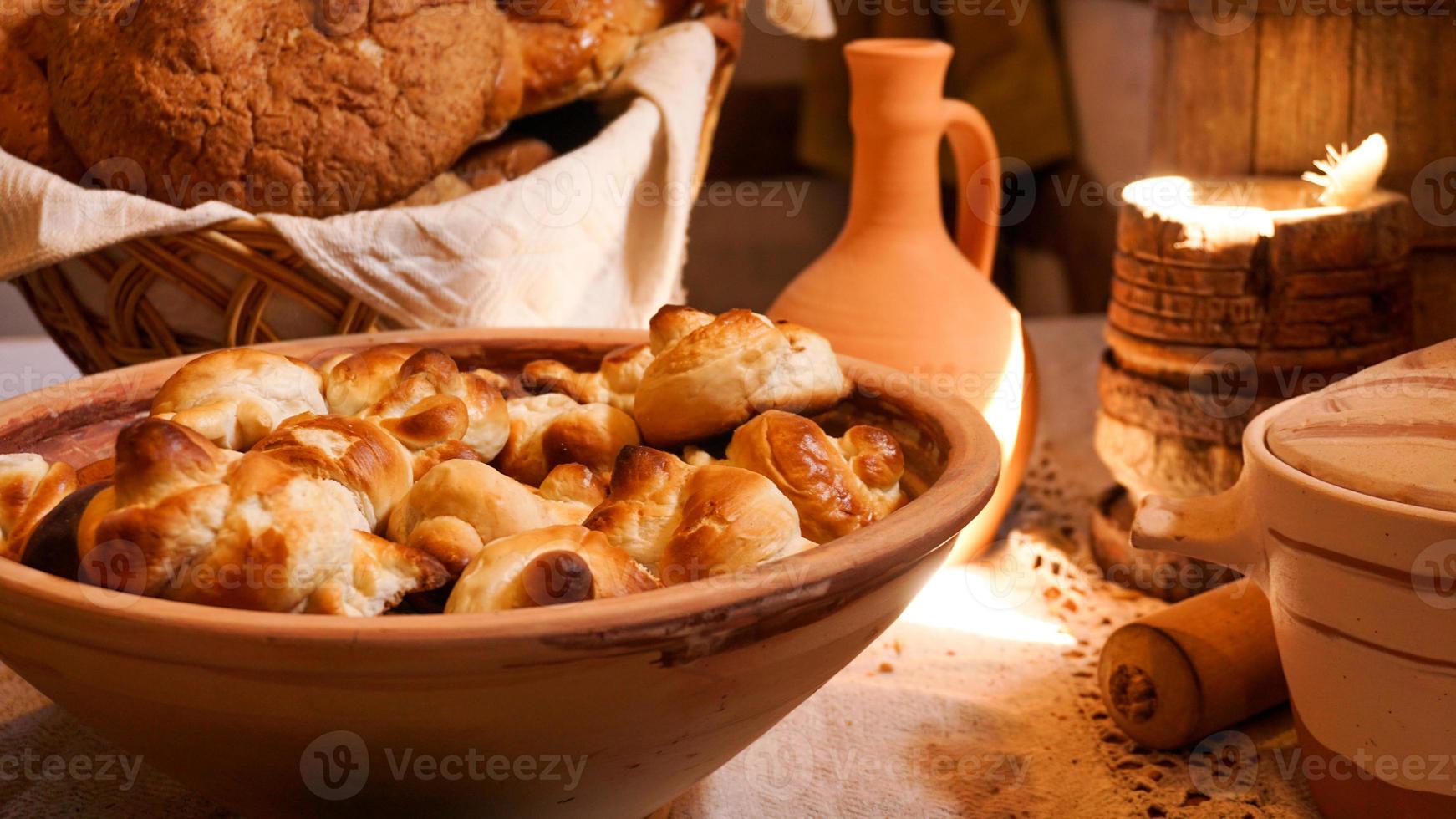 bagels caseros de masa dulce fresca en una canasta. estilo rústico foto