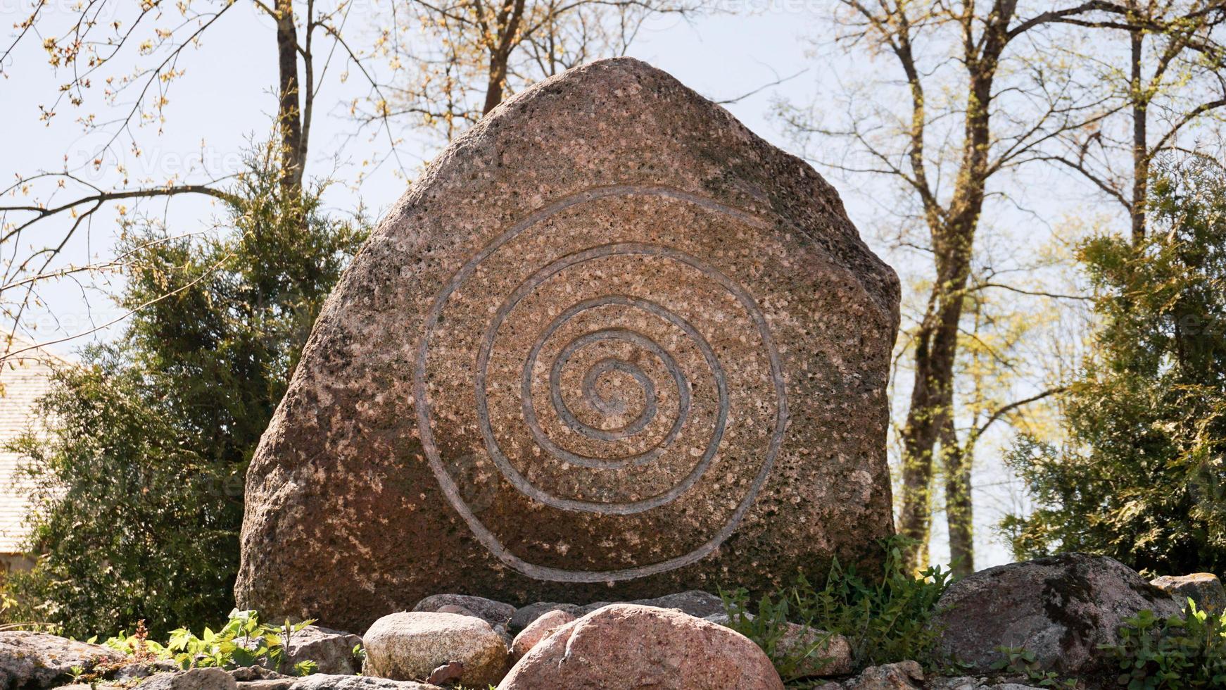 piedra grande con una runa. espiral celta en piedra. foto