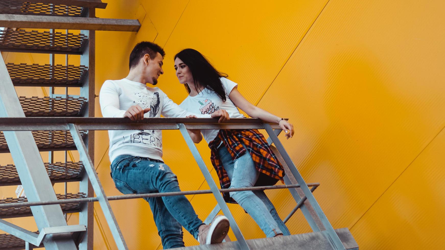 pareja enamorada en una cita tomados de la mano y subiendo las escaleras foto