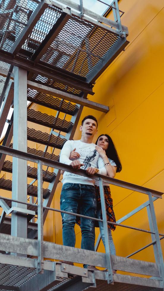 pareja enamorada en una cita tomados de la mano y subiendo las escaleras foto