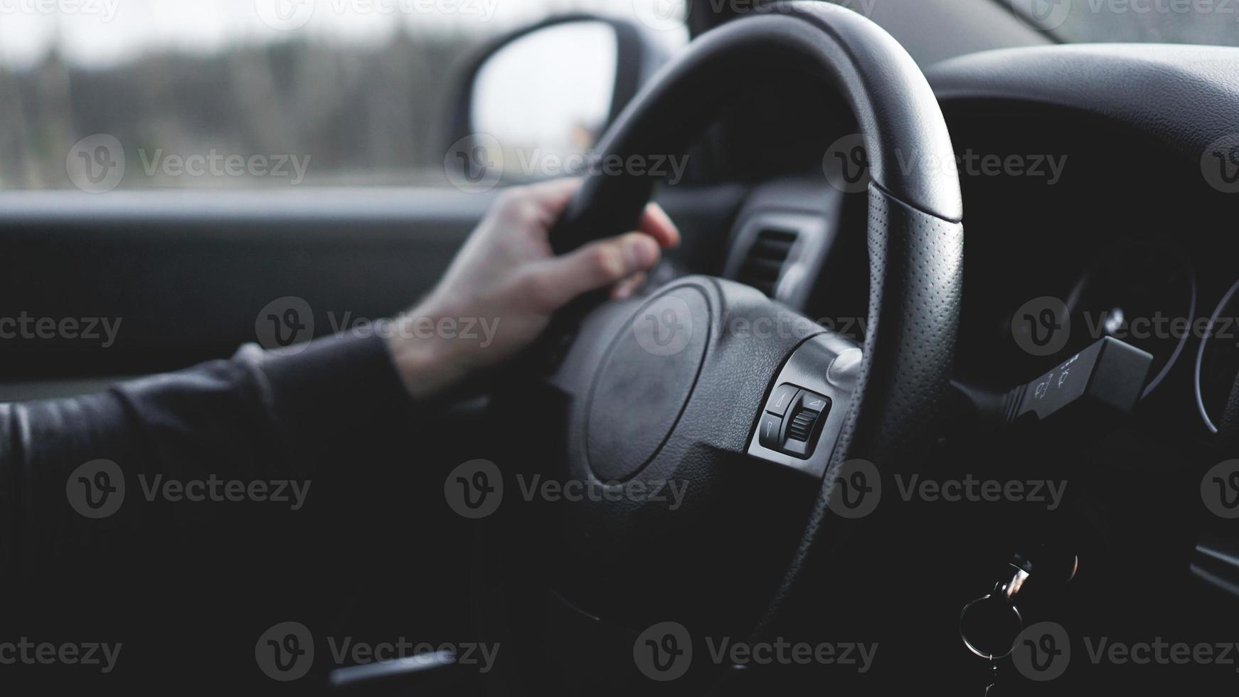 Vista interior del coche con salón negro. foto