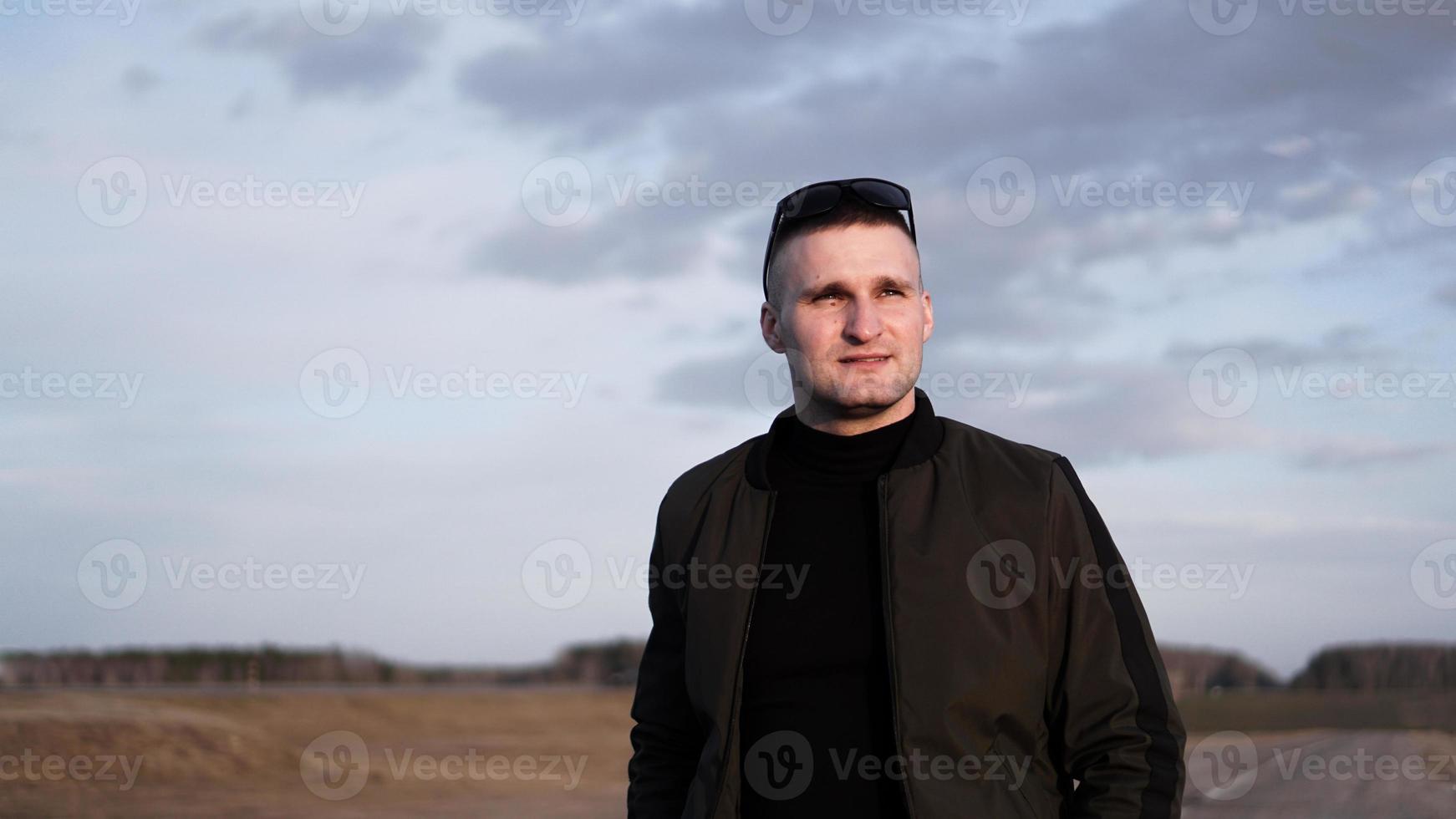 retrato al aire libre del joven apuesto hombre sonriente foto