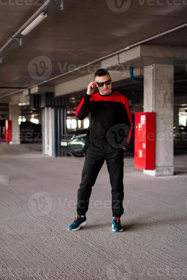 un joven con uniforme deportivo en un estacionamiento subterráneo. foto