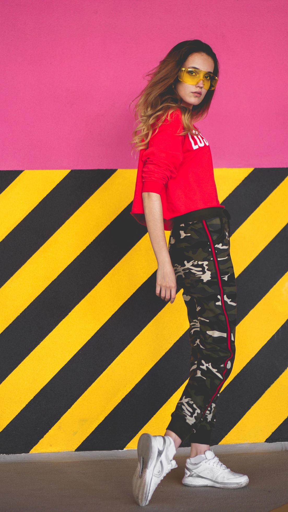 Fashion model wearing red hoodie with inscription los angeles 3289131