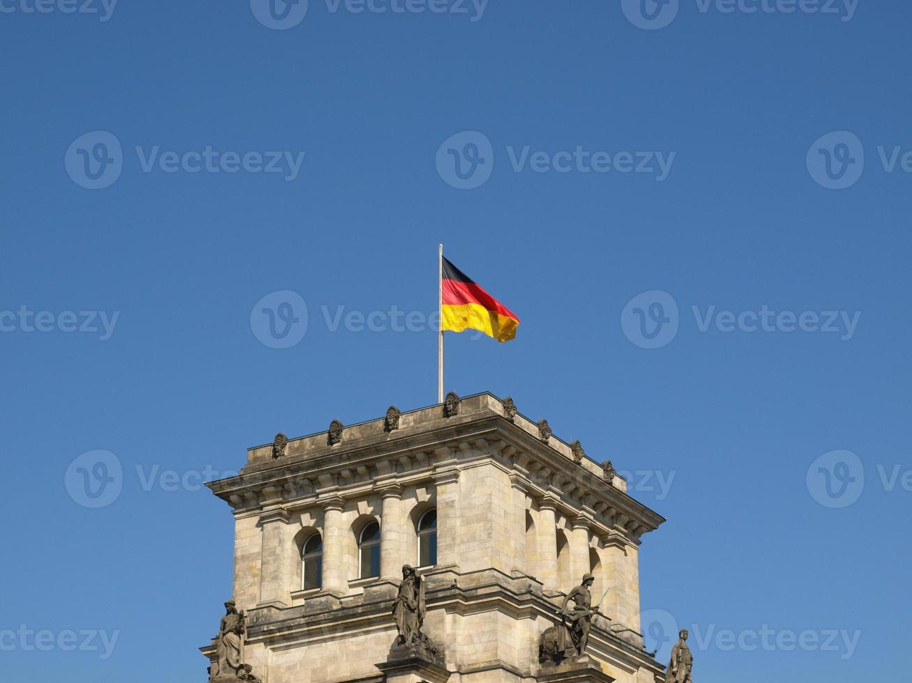 bandera alemana en el reichstag foto