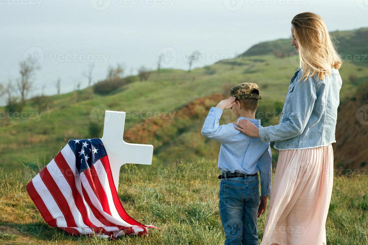 madre e hijo visitaron la tumba del padre en el día conmemorativo foto