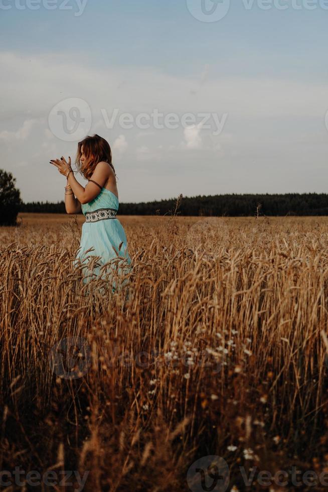 hermosa joven bailando en el campo foto