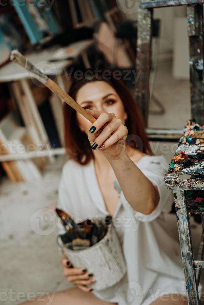 artista femenina mano sujetando el pincel foto