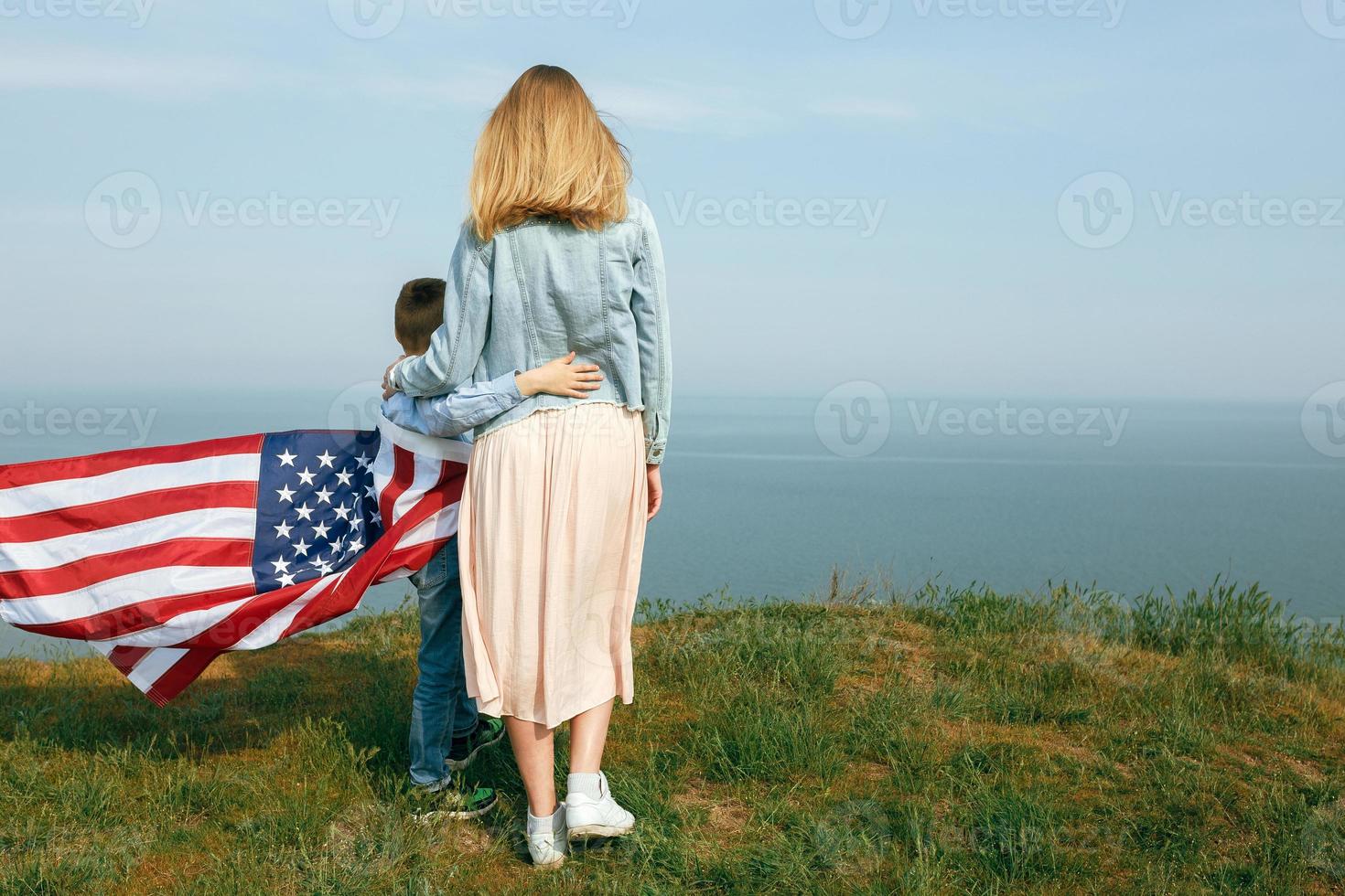 Madre soltera con hijo en el día de la independencia de EE. UU. foto